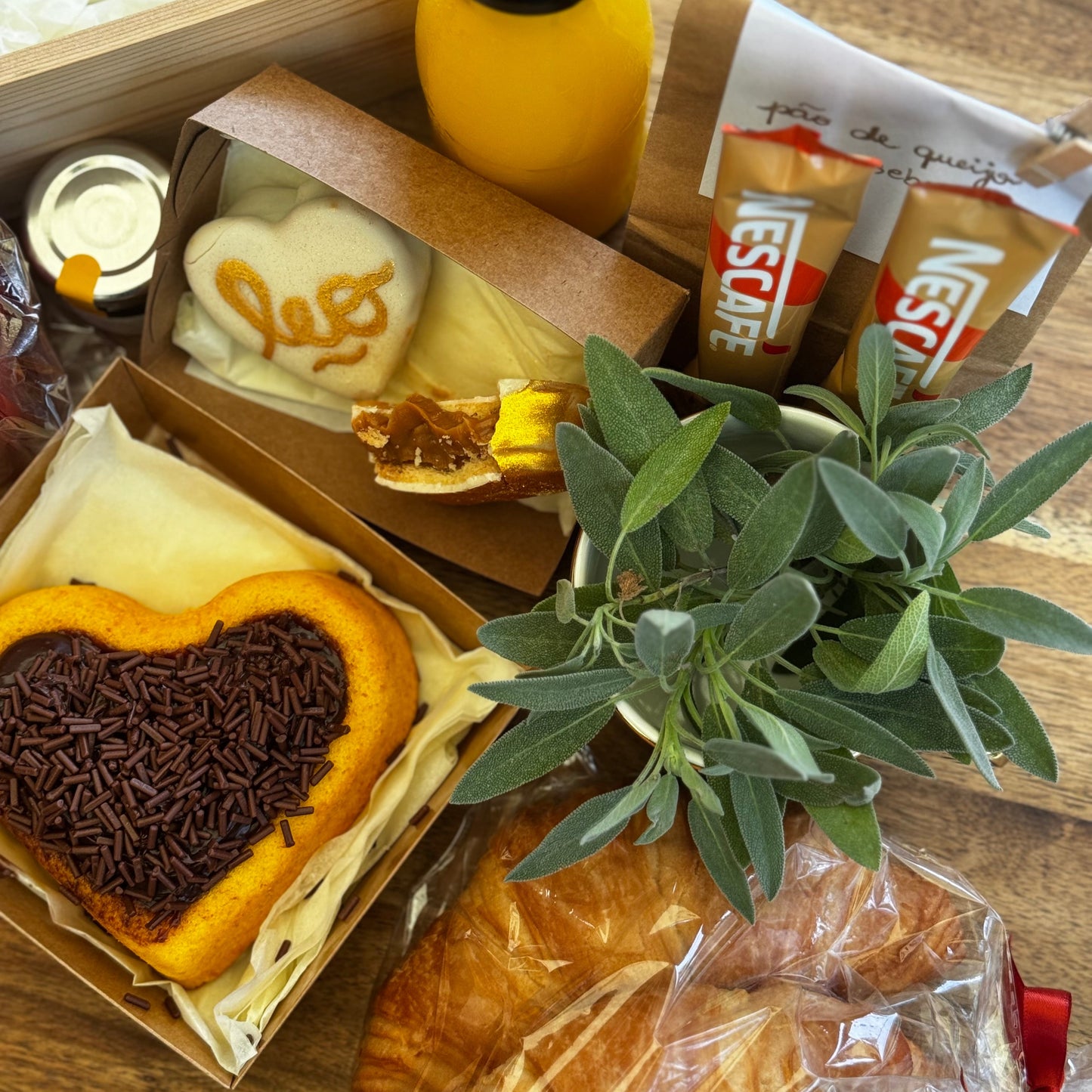 Leo Breakfast Basket